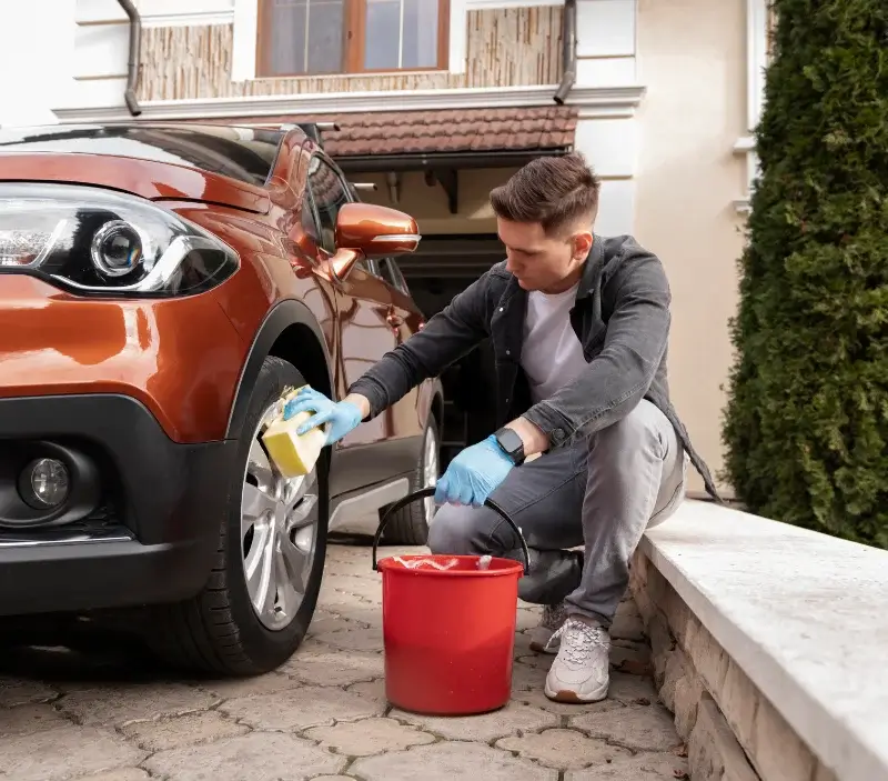Lavage auto à domicile Arpheuilles-Saint-Priest : professionnel intervenant sur un véhicule
